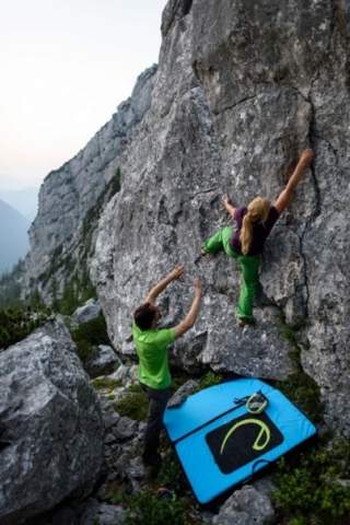 Spotten bei Schräglage der Boulderin