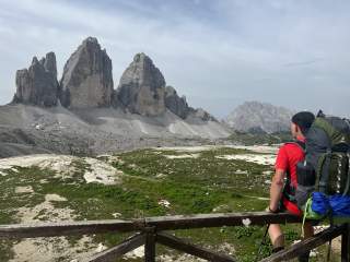 Wanderer macht Pause mit Blick auf die Drei Zinnen
