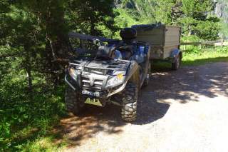 Quad mit Anhänger für die Hüttenbelieferung