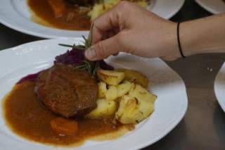 Teller mit Fleisch, Kartoffeln und Rotkraut