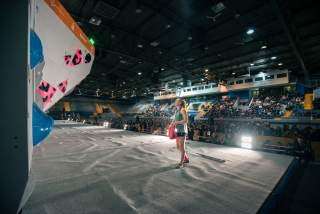 Boulderin vor der Wand