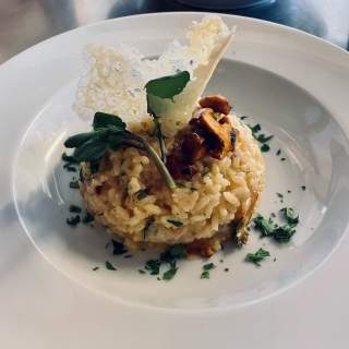 Leckeres Eierschwammerl-Risotto mit Bergkäse-Chips.