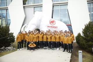 Gruppenfoto des Nationalkaders klettern bei der Mammut Einkleidung.