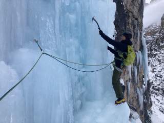 Kletternde Person beim Eisklettern.