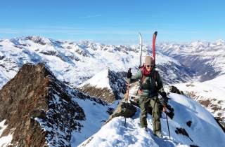 Skibergsteigerin am Gipfelgrat des Eiskögele.