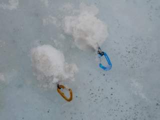 Abgedeckte Eisschrauben