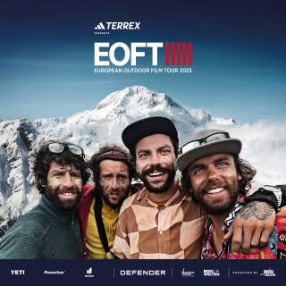 Vier lächelnde Männer mit Glitzer im Gesicht posieren vor schneebedeckten Bergen, darüber der Text „TERREX presents EOFT European Outdoor Film Tour 2025“.
