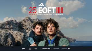 Zwei Männer mit Outdoor-Ausrüstung stehen vor einer Felslandschaft und dem Meer, darüber Schriftzug „25 Years EOFT European Outdoor Film Tour 2026“.