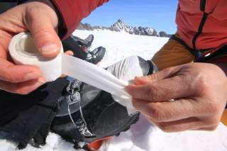 Notdürftige Skischuhreparatur
