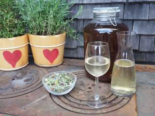 Glas mit Kräuterlimonade