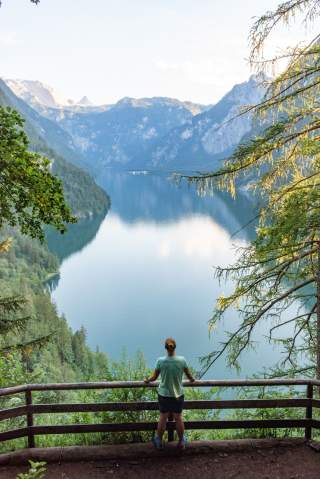 Person steht an Aussichtspunkt und schaut über den Königssee