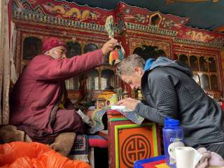David Göttler bittet um den Schutz der buddhistischen Götter