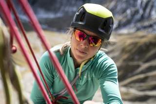 Kletterin mit verspiegelter Sonnenbrille