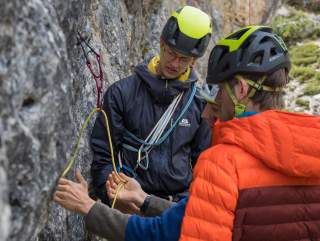Sicherungstechniken werden beim Lehrgang in den Dolomiten vermittelt.