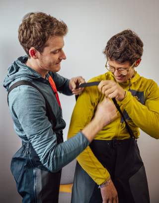 Josef und Luis bei der Einkleidung beim Hauptsponsoring-Partner Mountain Equipment.