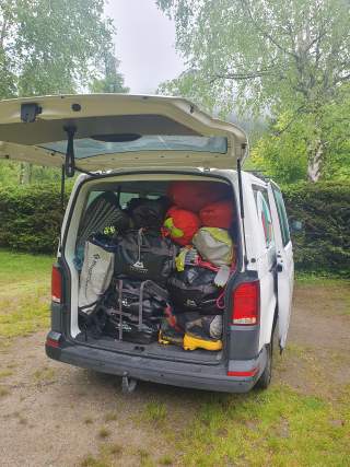 Reisetaschen in einen Bus gepackt.