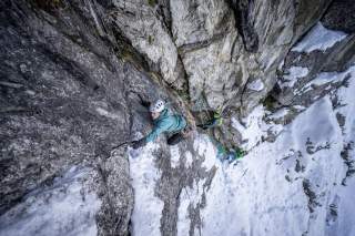 3 Kletternde klettern an an der Felswand und sichern sich selbst.