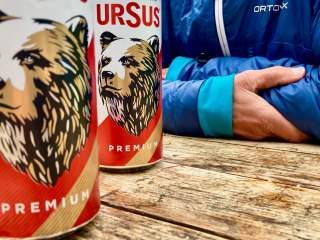 Anstoßen mit Bären-Bier