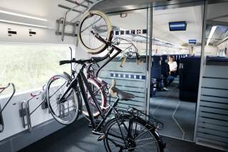 Zwei Fahrräder im Fahrrad-Abteil eines ICEs