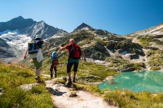 familie-wandern-adobe-stock.jpeg familie-wandern-adobe-stock.jpeg