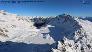 Verschneite Berglandschaft mit gefrorenem Wangenitzsee unter klarem blauem Himmel, aufgenommen im Wangenitztal Richtung Osten.