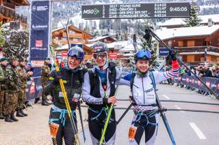 Drei Skimo Athleten jubeln gemeinsam im Ziel der PDG