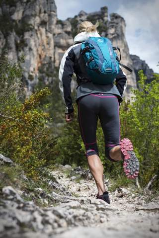 Frau beim Trailrunning in den Bergen