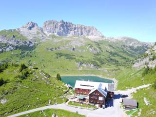 Berghütte vor See