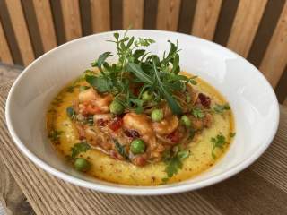 Ein Teller Frühlingseintopf, garniert mit Rucola. Ein Teller Frühlingseintopf, garniert mit Rucola.