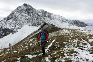 Bergwanderin beim Abstieg vom Gaishorn.