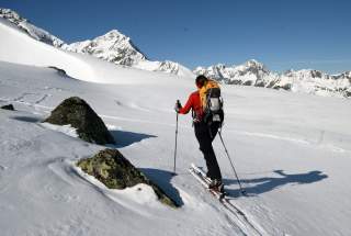 Skitourengeherin beim Anstieg zum Gaiskogel in den Stubaier Alpen..