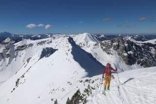 Skitourengeherin am Gamsfeld in der Osterhorngruppe