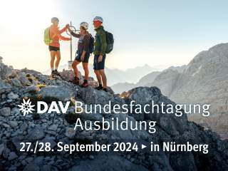 3 Menschen mit Helmen auf einem Gipfel, 2 schlagen ein - unten Infotext: DAV Bundesfachtagung Ausbildung 27.-28. September 2024 in München