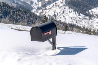 Briefkasten im Schnee am Berg