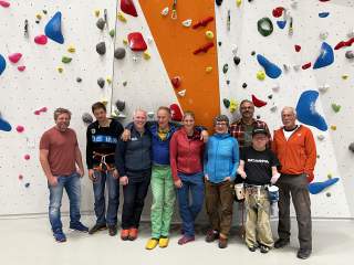 Gruppenfoto mit 9 Mitgliedern des Lehrteams Bergsport inklusiv in einer Kletterhalle