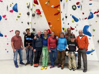 Gruppenfoto mit 9 Mitgliedern des Lehrteams Bergsport inklusiv in einer Kletterhalle