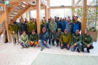 Gruppenbild mit 32 Mitgliedern des Lehrteams Sportklettern Breitensport im Foyer der DAV-Bundesgeschäftsstelle