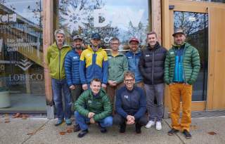 Gruppenfoto mit 9 Mitgliedern des Lehrteams Sportklettern Leistungssport vor der DAV-Bundesgeschäftsstelle