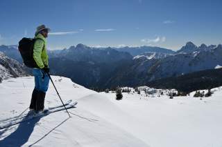 Skitourengänger bei Sonnenschein auf dem Berg