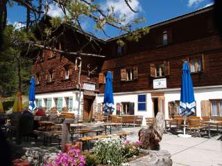 Nahaufnahme von Berghütte mit Terrasse