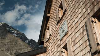 Hüttenfassade mit Berg im Hintergrund