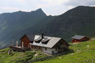 Berghütte im Abendlicht.