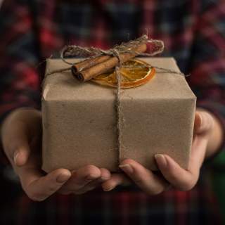Geschenk verpackt mit natürlichen Materialien