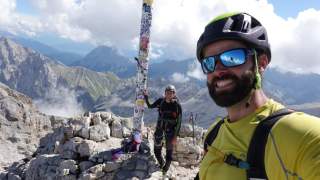 Zwei Männer machen Selfie mit Gipfelkreuz