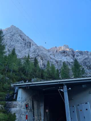 Zahnradstation mit Blick zum Zugspitzgipfel