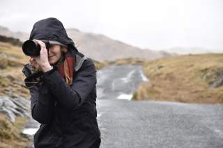 Frau fotografiert in karger Berglandschaft
