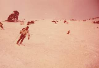 Historisches Foto von Skifahrern