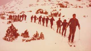 Schlange von Bundeswehr-Auszubildenden mit Ski am Berg