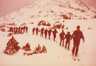 Schlange von Bundeswehr-Auszubildenden mit Ski am Berg