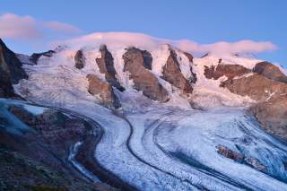 Morgenstimmung an hohem Berg mit Gletscher